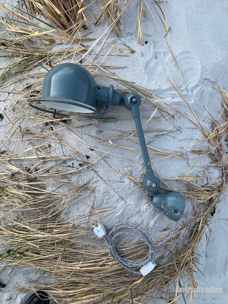 Jieldé vägglampa i grått med mycket patina Jieldé vägglampa i grått med mycket patina