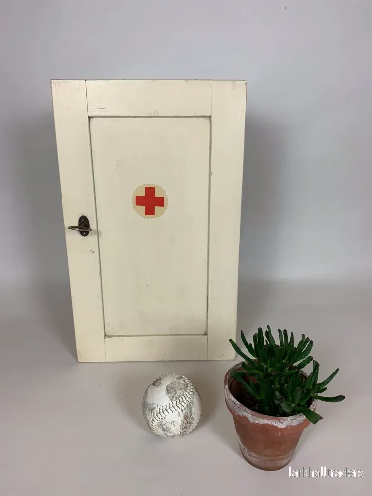 Medicinskåp med innehåll