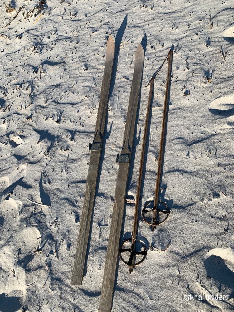 Gamla och dekorativa skidor med stavar - Bild 2