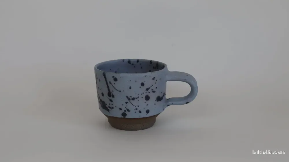 ’Havbrus’ mug – blå med svarta prickar
