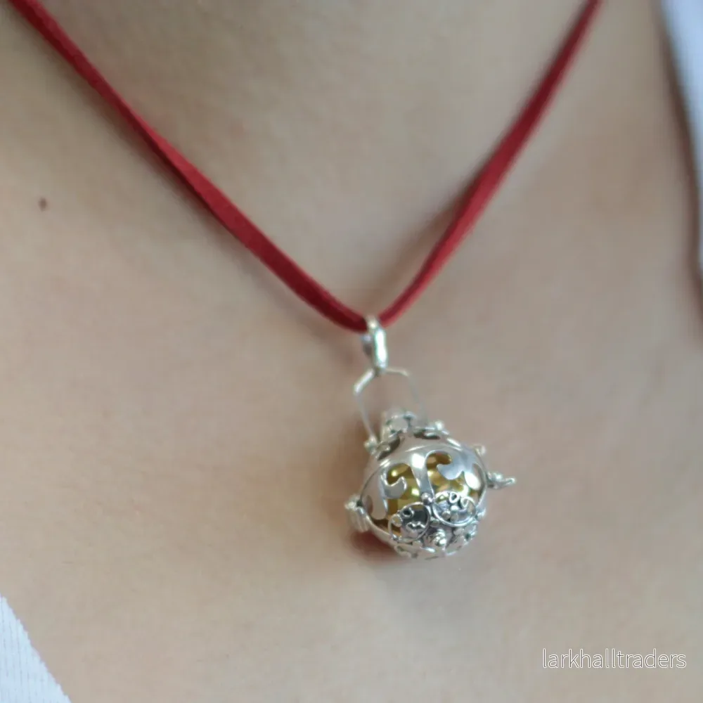 Halsband med änglaklocka i 925 silver – rött snöre, 18 mm Halsband med änglaklocka i 925 silver – rött snöre, 18 mm