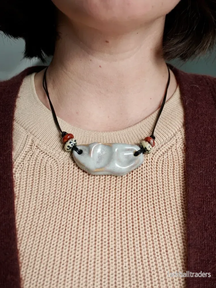Handgjord Keramik Halsband med Naturliga Stenpärlor - Bild 3