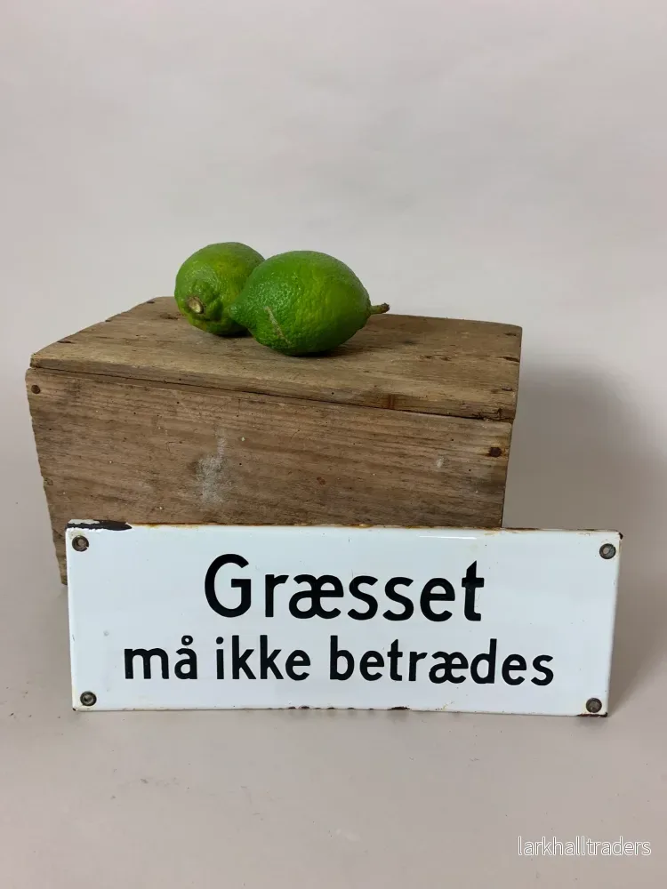 Fin gammal emaljskylt