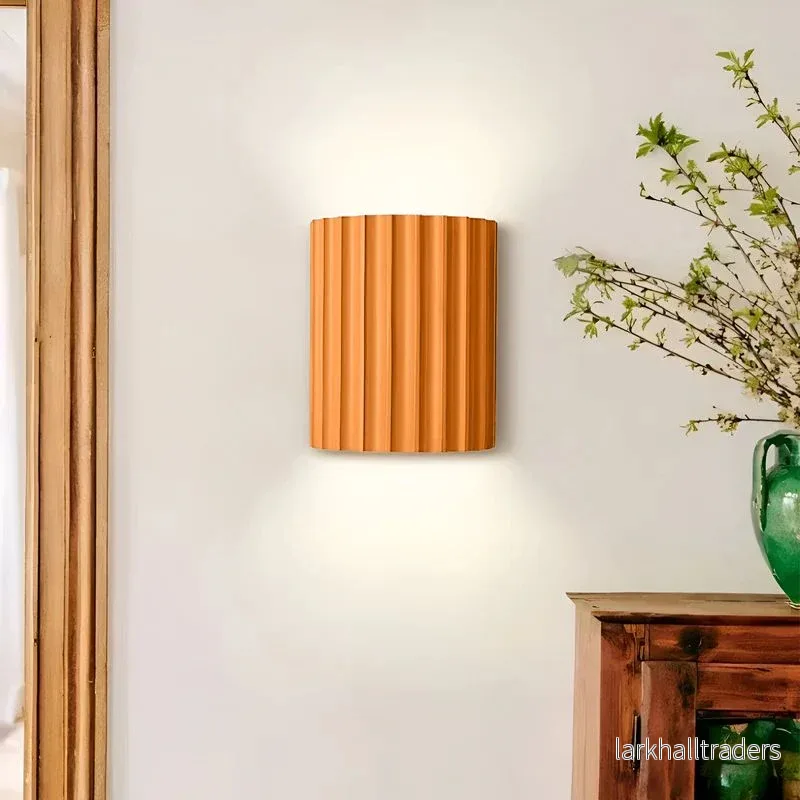 NordStripe – Randig LED Vägglampa i Konstharts med Modern Nordisk Design NordStripe – Randig LED Vägglampa i Konstharts med Modern Nordisk Design