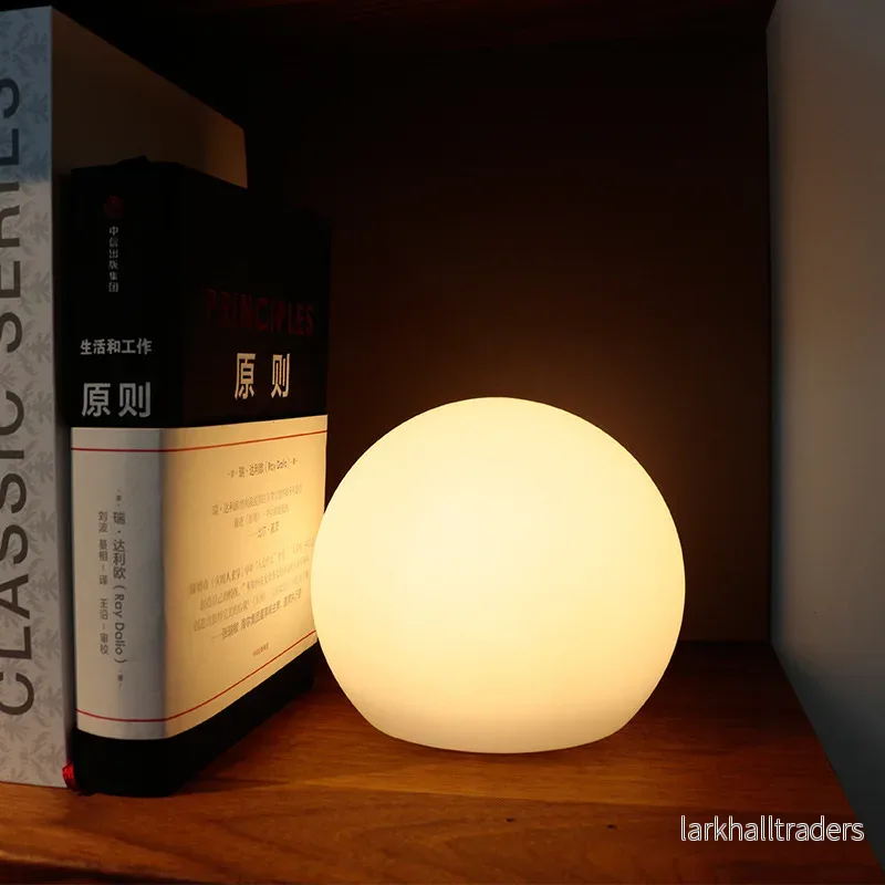 Luni – Klotformad LED Bordslampa med 16 Färger & Uppladdningsbar Design - Bild 2