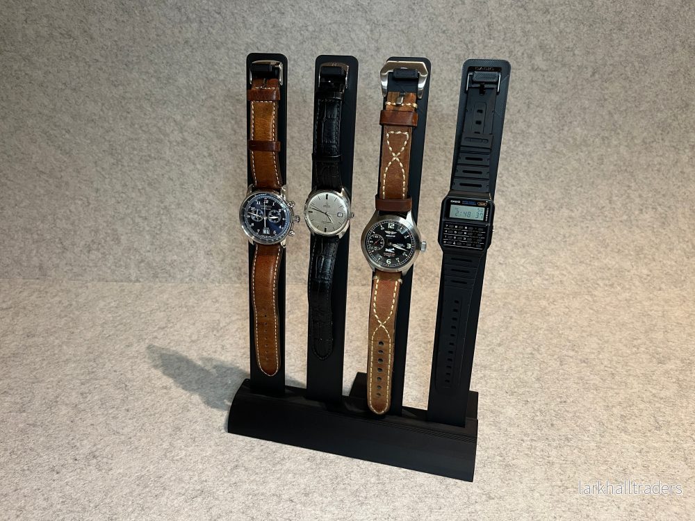 Klockställ för 4 armbandsur – 4 pelare på gemensam bas