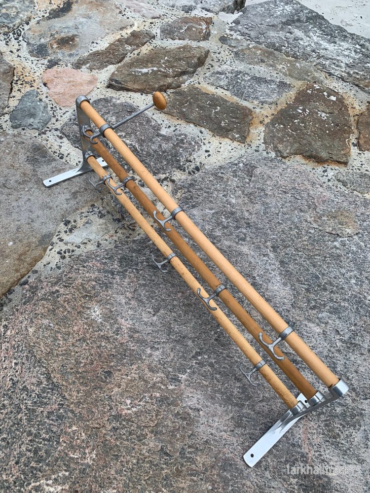 Hylla med hattkrok – Designad av Gunnar Bolin år 1937 Hylla med hattkrok – Designad av Gunnar Bolin år 1937