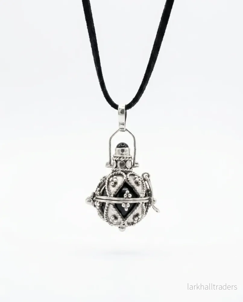 Halsband med änglaklocka i 925 silver – mörk design, 16 mm Halsband med änglaklocka i 925 silver – mörk design, 16 mm
