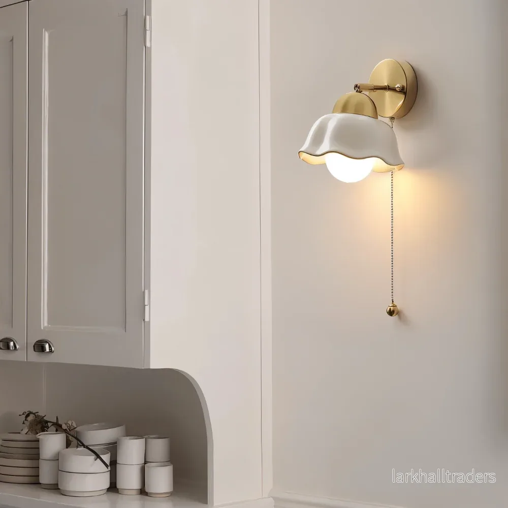 FleurLume – Vägglampa i Vit och Guld med Klassisk Fransk Blomdesign för Sovrum - Bild 2