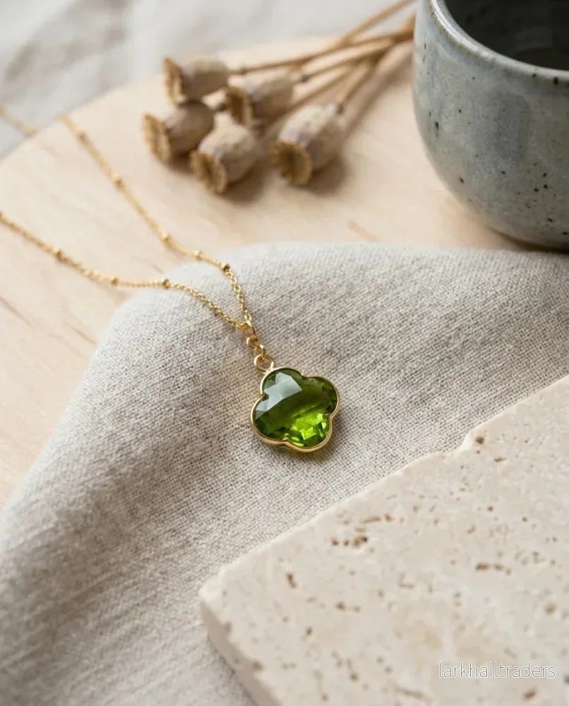 Halsband med peridot – klöverhänge i rostfritt stål - Bild 3