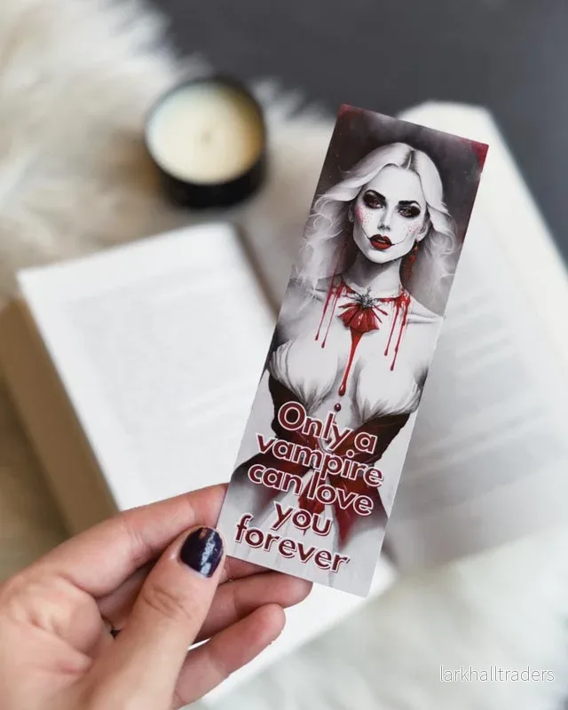 Pappersbokmärke – Only a vampire can love you forever