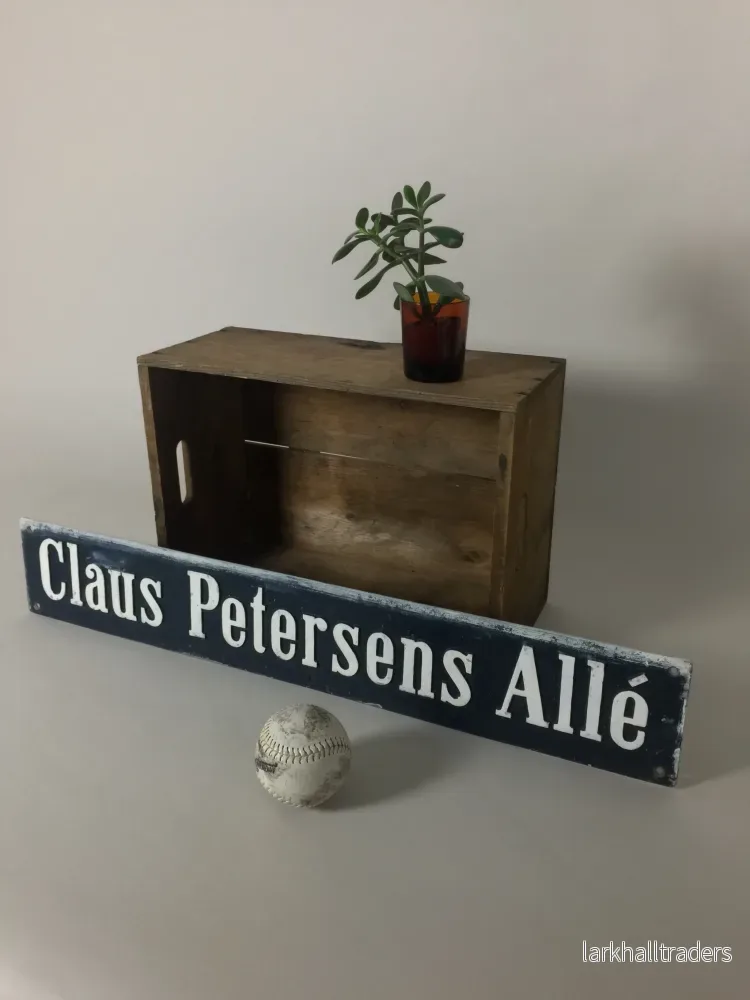 Vägskylt Claus Petersens Allé - Bild 2