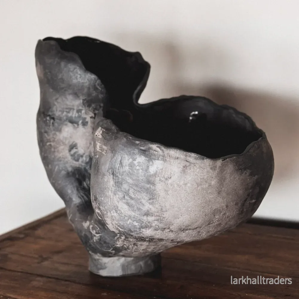 ”Shifting center of gravity/ Oklar tyngdpunkt” Keramik Skulptur / Vas. Svart grey raw ”Shifting center of gravity/ Oklar tyngdpunkt” Keramik Skulptur / Vas. Svart grey raw
