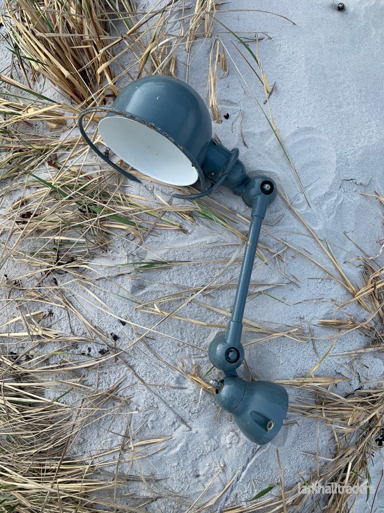 Jieldé vägglampa i grått med mycket patina Jieldé vägglampa i grått med mycket patina