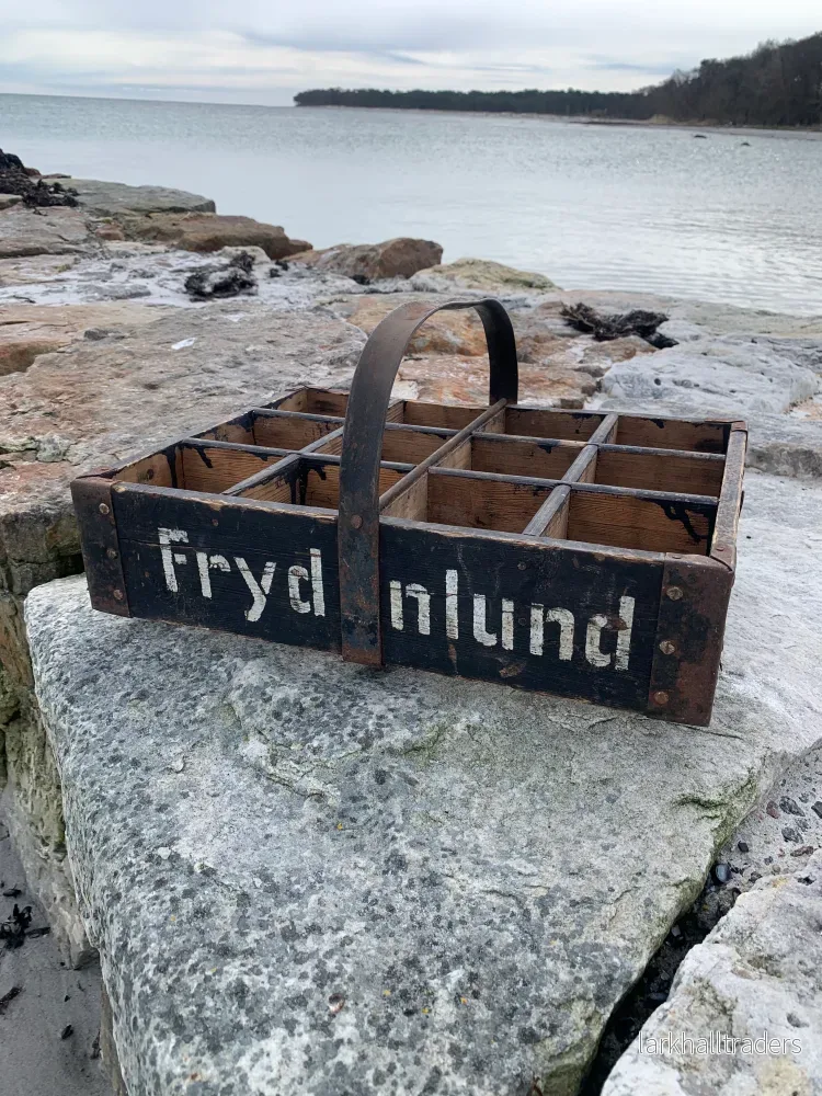 Mycket gammal Frydenlundslåda med fackindelning och handtag