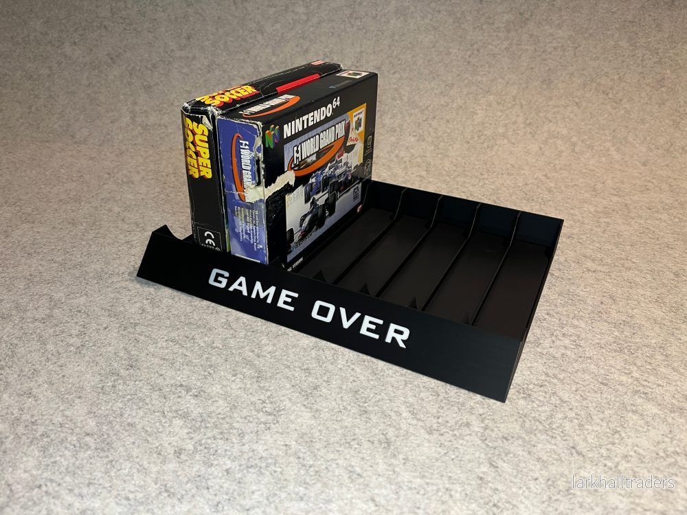Spelställ för 8 inboxade N64 / SNES-spel – med text „GAME OVER“